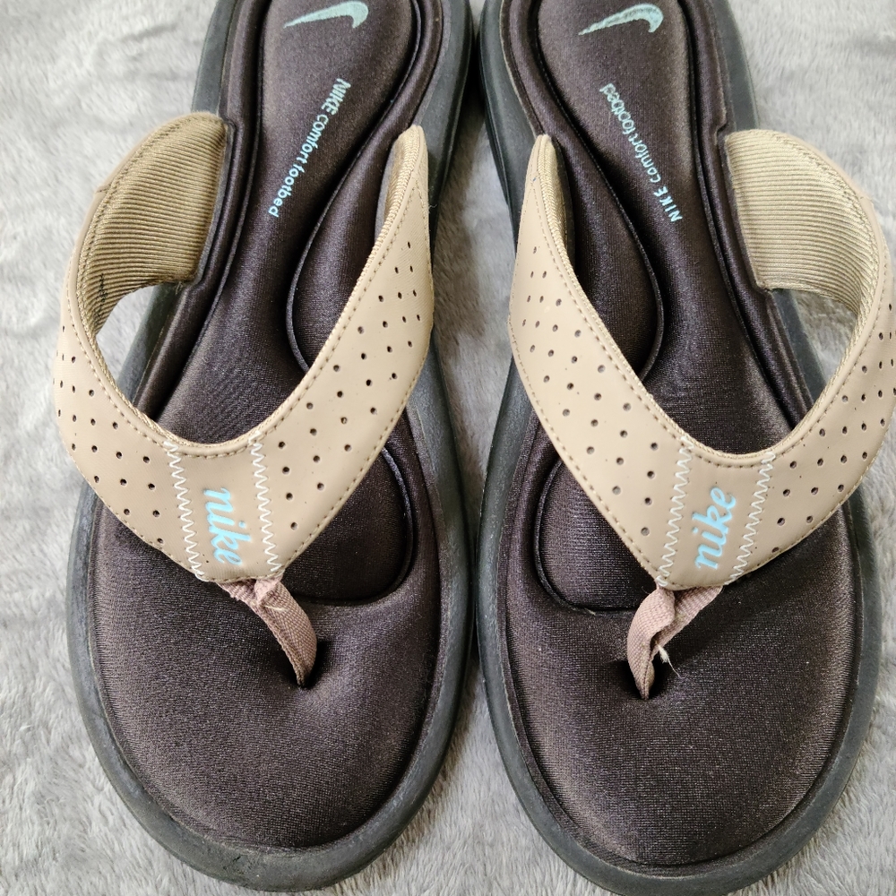 Like new Nike flip flops size 9